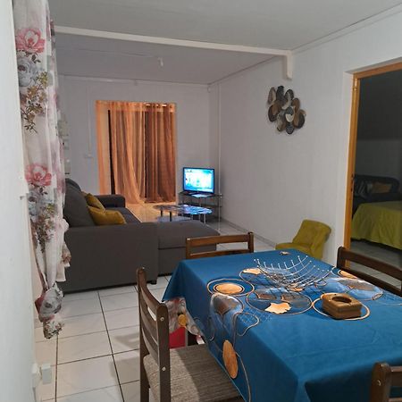 Appart A La Res Andy Accueillant 1 A 5 Pers Arrive Autonome , 2 Places De Parking Dans La Cour Devant La Maison Apartment Saint-Denis Bagian luar foto