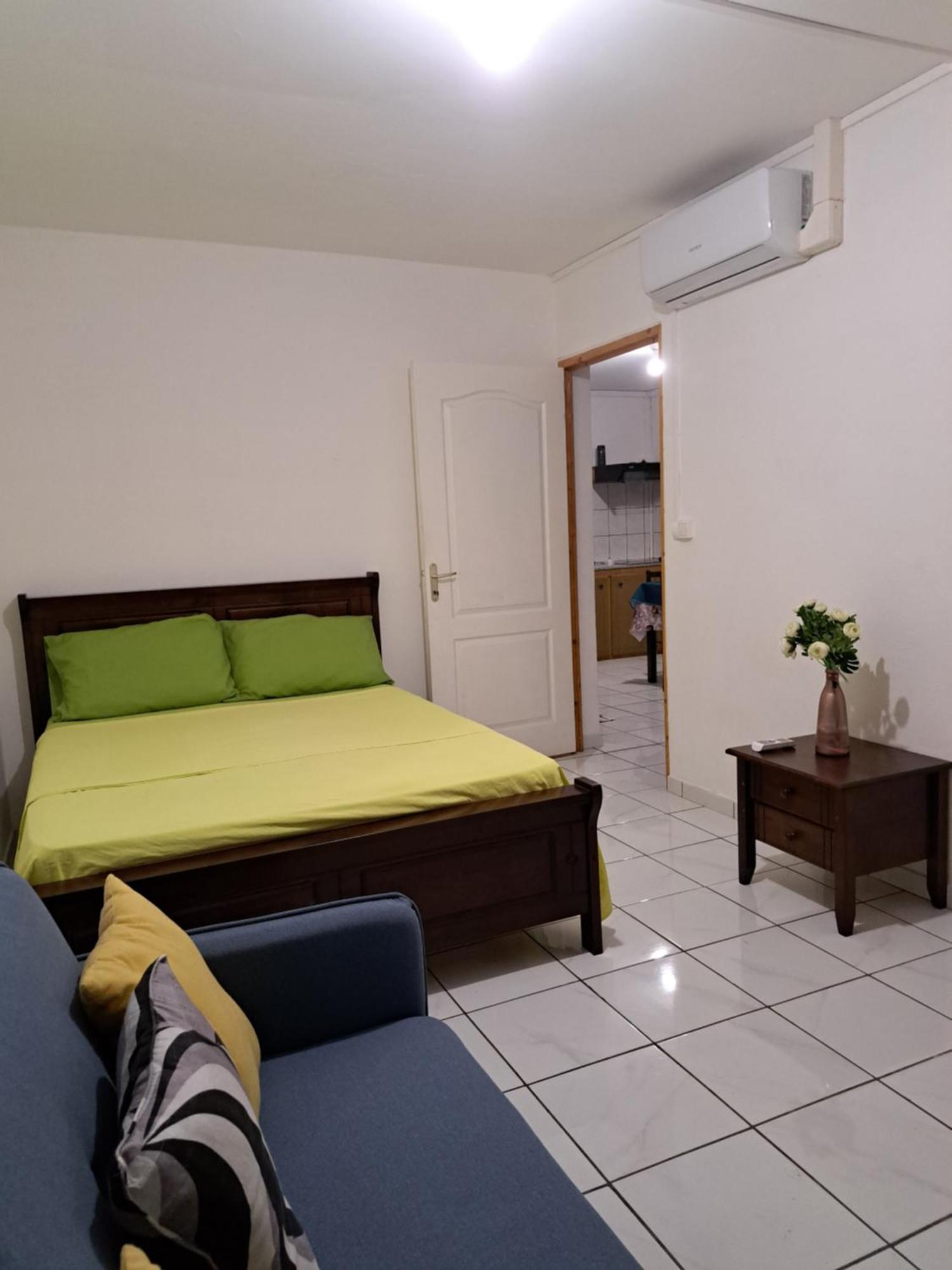 Appart A La Res Andy Accueillant 1 A 5 Pers Arrive Autonome , 2 Places De Parking Dans La Cour Devant La Maison Apartment Saint-Denis Bagian luar foto